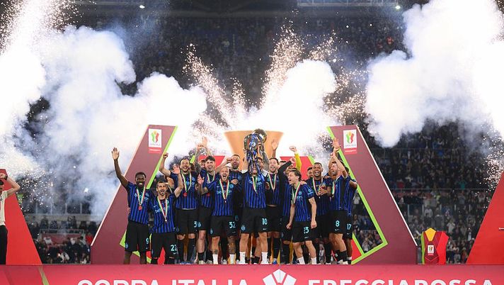 Lautaro alza il cielo la Coppa, Chivu è nell’angolino. “Lascia le luci della ribalta alla squadra” - immagine 1