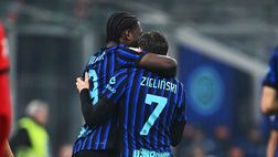 FOTO – Thuram sfotte Zielinski e… Kean: “Fra, sei polacco”