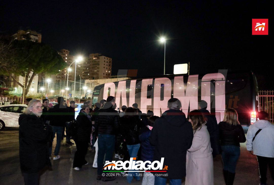FOTO PALERMO: il Palermo FC si raduna al parcheggio dell’Ippodromo (GALLERY) - immagine 37