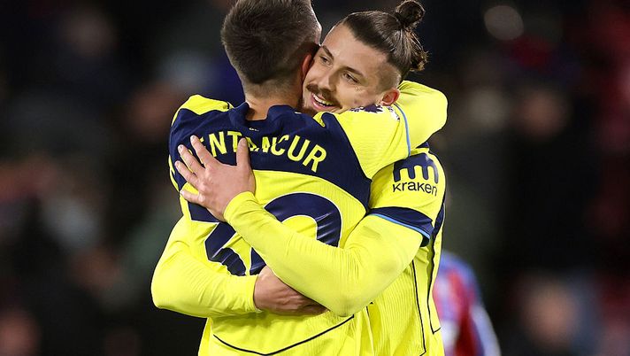 LONDON, ENGLAND - DECEMBER 28: Radu Dragusin of Tottenham Hotspur hugs teammate Rodrigo Bentancur at the end of the Premier League match between Crystal Palace and Tottenham Hotspur at Selhurst Park on December 28, 2025 in London, England. (Photo by Julian Finney/Getty Images) Fiorentina, obiettivo Dragusin: “Paratici lo dovrà convincere. C’è concorrenza” - immagine 1
