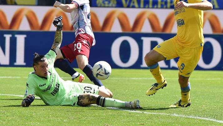FROSINONE, ITALY - APRIL 07: Simone Romagnoli and Stefano Turati of Frosinone Calcio in action during the Serie A TIM match between Frosinone Calcio and Bologna FC - Serie A TIM at Stadio Benito Stirpe on April 07, 2024 in Frosinone, Italy. (Photo by Giuseppe Bellini/Getty Images) Carlino – Dopo Frosinone si ricerca la retta via: Motta vuole intensità - immagine 1