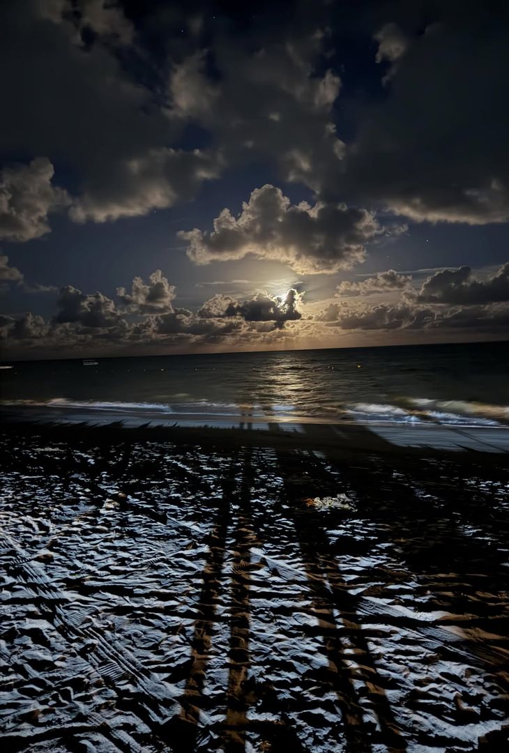 Giovane relax in vacanza: tramonti mozzafiato e divertimento per lui – LA GALLERY - immagine 5