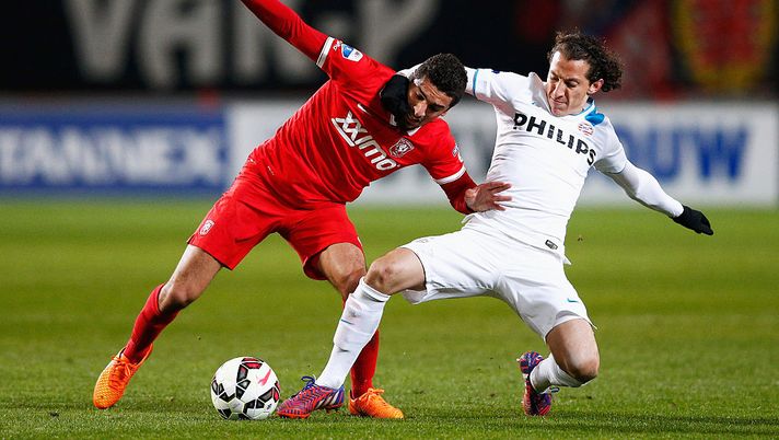 ENSCHEDE, NETHERLANDS - APRIL 04: Youness Mokhtar of Twente and Andres Guardado of PSV battle for the ball during the Dutch Eredivisie match between FC Twente and PSV Eindhoven held at De Grolsch Veste Stadium on April 4, 2015 in Enschede, Netherlands. (Photo by Dean Mouhtaropoulos/Getty Images) Sparta Rotterdam-Twente: dove vedere la partita in diretta TV ed in streaming - immagine 1