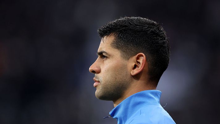 NEWCASTLE UPON TYNE, ENGLAND - DECEMBER 02: Cristian Romero of Tottenham Hotspur takes to the field prior to the Premier League match between Newcastle United and Tottenham Hotspur at St James' Park on December 02, 2025 in Newcastle upon Tyne, England. (Photo by George Wood/Getty Images) Il Tottenham di Paratici è nel caos. Romero attacca: “I dirigenti non parlano” - immagine 1