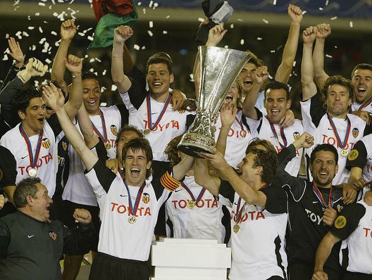 Göteborg, Svezia - 19 maggio 2004: Il Valencia festeggia la vittoria della Coppa UEFA. (Foto di Alex Livesey/Getty Images) Valencia-Siviglia: quali sono state le migliori stagioni delle due compagini?- immagine 2