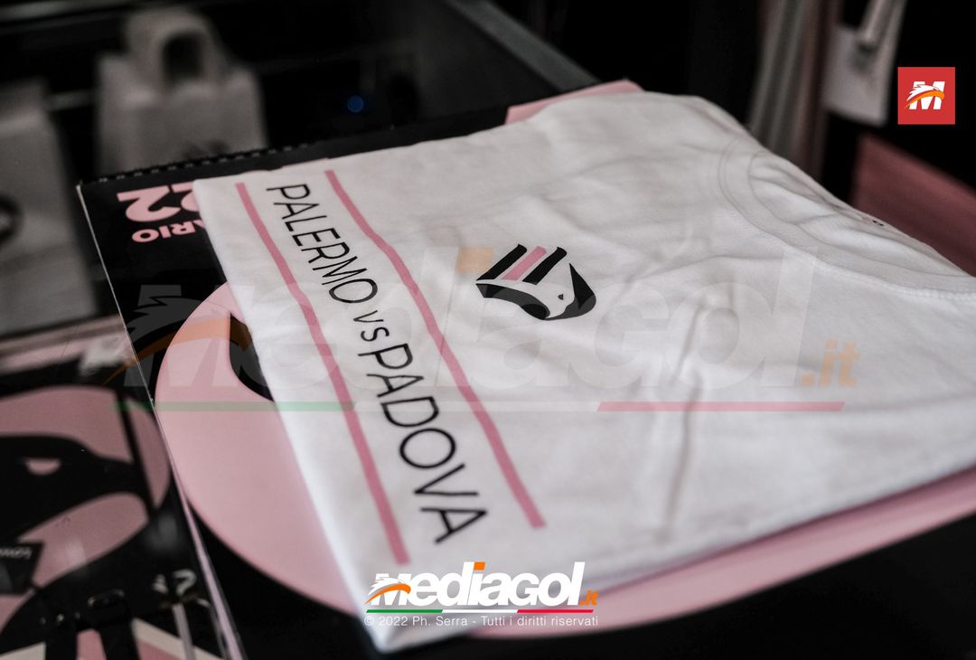 FOTO Palermo-Padova, tifosi in coda al “Barbera” per un biglietto (Gallery) - immagine 10