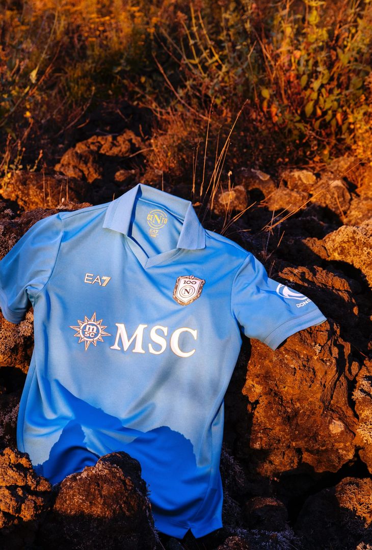 La bellezza della nuova maglia del Napoli con la città sullo sfondo – LE FOTO - immagine 4
