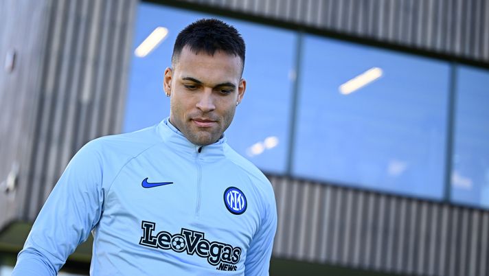 COMO, ITALY - DECEMBER 19: Lautaro Martinez of FC Internazionale in action during the FC Internazionale training session at the club's training ground Suning Training Center at Appiano Gentile on December 19, 2023 in Como, Italy. (Photo by Mattia Ozbot - Inter/Inter via Getty Images) Non solo i gol: ecco cosa perde l’Inter senza Lautaro Martinez in campo - immagine 1