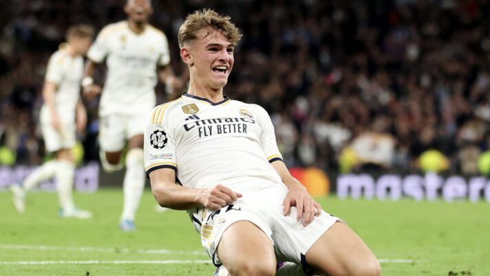 MADRID, SPAIN - NOVEMBER 29: Nico Paz of Real Madrid celebrates after scoring the team's third goal during the UEFA Champions League match between Real Madrid and SSC Napoli at Estadio Santiago Bernabeu on November 29, 2023 in Madrid, Spain. (Photo by Florencia Tan Jun/Getty Images) Romano: “Il gioiellino del Real Nico Paz può arrivare in Italia: c’è una richiesta” - immagine 1