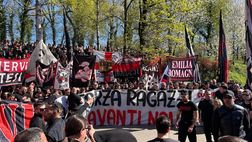Milanello, i tifosi della Curva Sud in sostegno dei rossoneri verso Napoli-Milan