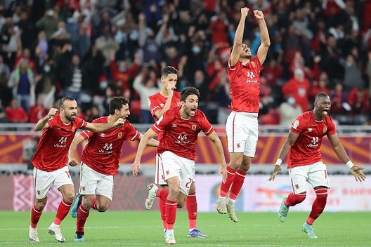 I giocatori dell'Al-Ahly esultano dopo la vittoria della Super Cup CAF ai rigori nel 2021. (Photo by KARIM JAAFAR / AFP) (Photo by KARIM JAAFAR/AFP via Getty Images) Mondiale per Club, Al-Ahly: alla scoperta dei Diavoli Rossi d’Egitto- immagine 3