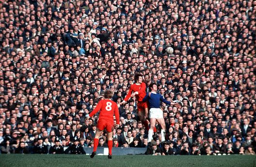 Liverpool-Everton, migliaia di occhi dell'enorme folla sono concentrati sull'azione della partita durante il derby del Merseyside, 22 dicembre 2000 Da Johnson a Beardsley, fino a Benitez: i doppi ex di Everton-Liverpool- immagine 1