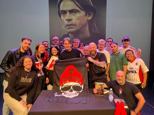 Registro della presenza di tesserati del Milan Club Pianezza 'Nils Liedholm' all'evento con Filippo Inzaghi, uno dei simboli della storia rossonera. Foto ceduta dal Milan Club Pianezza 'Nils Liedholm'. ESCLUSIVA, Milan Club Pianezza tra orgoglio e una delusione con la proprietà: “Siamo trattati come clienti”- immagine 4