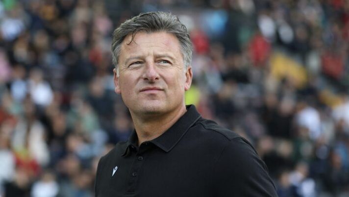 UDINE, ITALY - OCTOBER 25: Kosta Runjaic, manager of Udinese, looks o during the Serie A match between Udinese Calcio and US Lecce at Stadio Friuli on October 25, 2025 in Udine, Italy. (Photo by Timothy Rogers/Getty Images) Runjaic: “Quando torna Kristensen e come sta Davis! Ekkelenkamp, Palma, Goglichidze e rispondo a Bravo” - immagine 1