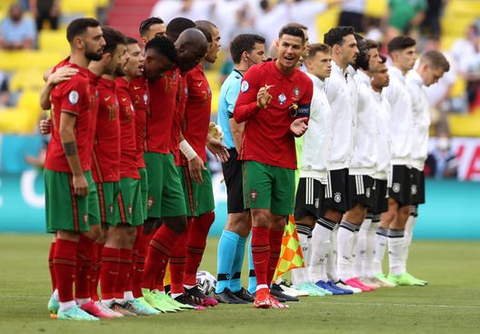 Cristiano Ronaldo del Portogallo applaude dopo l'inno nazionale prima della partita del Gruppo F del Campionato Europeo UEFA 2020 tra Portogallo e Germania alla Football Arena Munich, il 19 giugno 2021 a Monaco di Baviera, Germania. (Foto di Alexander Hassenstein/Getty Images) Nations League, Portogallo-Spagna: probabili formazioni e dove vederla in TV- immagine 3