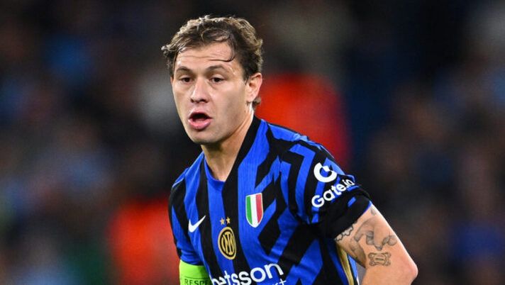 MANCHESTER, ENGLAND - SEPTEMBER 18: Nicolo Barella of FC Internazionale in action during the UEFA Champions League 2024/25 League Phase MD1 match between Manchester City and FC Internazionale Milano at City of Manchester Stadium on September 18, 2024 in Manchester, England. (Photo by Mattia Ozbot - Inter/Inter via Getty Images) Gazzetta: “Ecco perché Guardiola voleva Barella, Zielinski mette in panchina Mkhitaryan” - immagine 1