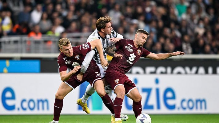 TURIN, ITALY - OCTOBER 15: Dusan Vlahovic of Juventus battles for the ball with Perr Shurrs and Karol Linetty of Torino FC during the Serie A match between Torino FC and Juventus at Stadio Olimpico di Torino on October 15, 2022 in Turin, Italy. (Photo by Daniele Badolato - Juventus FC/Juventus FC via Getty Images) Torino-Juventus