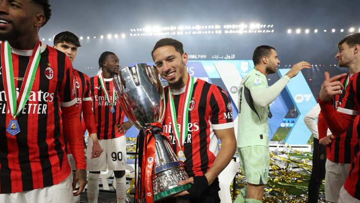 RIYADH, SAUDI ARABIA - JANUARY 06: Ismael Bennacer of AC Milan celebrates with the trophy after winning the Italian Super Cup Final match between FC Internazionale and AC Milan at Al- Awwal Park Stadium on January 06, 2025 in Riyadh, Saudi Arabia. (Photo by Claudio Villa/AC Milan via Getty Images) Le Finali si vincono - immagine 1