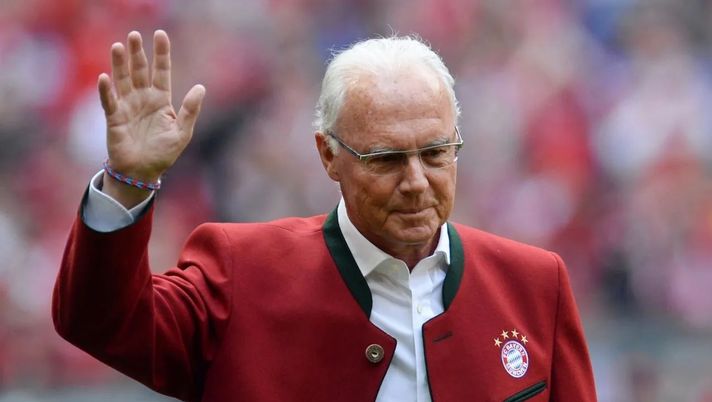 Il Bayern Monaco ricorda Franz Beckenbauer: la maglia gigante sotto il tetto dell’Allianz Arena - immagine 1