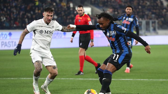 BERGAMO, ITALY - JANUARY 18: Ademola Lookman of Atalanta takes a shot whilst under pressure from Matteo Politano of Napoli during the Serie A match between Atalanta and Napoli at Gewiss Stadium on January 18, 2025 in Bergamo, Italy. (Photo by Marco Luzzani/Getty Images) Napoli-Atalanta, dove vedere il big match in diretta tv e streaming LIVE - immagine 1