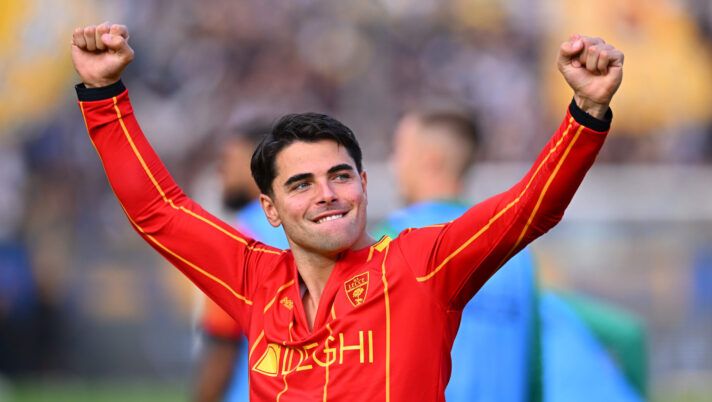PARMA, ITALY - OCTOBER 04: Riccardo Sottil of Lecce celebrates after the team's victory in the Serie A match between Parma Calcio 1913 and US Lecce at Stadio Ennio Tardini on October 04, 2025 in Parma, Italy. (Photo by Alessandro Sabattini/Getty Images) Lecce, ieri Sottil è tornato ad allenarsi in gruppo: le sue condizioni verso la Fiorentina - immagine 1