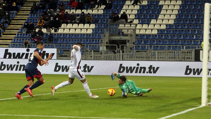 CAGLIARI, ITALY - DECEMBER 06: Antonio Sanabria of Torino scores his goal 0-1 during the Serie A match between Cagliari Calcio and Torino FC at Sardegna Arena on December 06, 2021 in Cagliari, Italy. (Photo by Enrico Locci/Getty Images) Cagliari-Torino 1-1: contro Mazzarri un pari poco entusiasmante - immagine 1