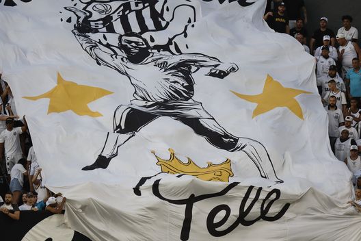 SANTOS, BRASILE - 01 GIUGNO: I tifosi del Santos mostrano le bandiere di Pelé durante una partita tra Santos e Botafogo come parte del Brasileirao 2025 allo stadio Urbano Caldeira (Vila Belmiro) il 1 giugno 2025 a Santos, Brasile. (Foto di Miguel Schincariol/Getty Images) Santos Flamengo