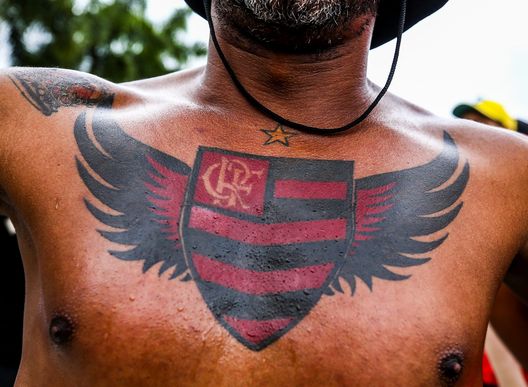 RIO DE JANEIRO, BRASILE - 21 FEBBRAIO: Un tifoso del Flamengo applaude l'arrivo della squadra allo stadio prima della partita tra Flamengo e Internacional, valida per la Serie A del Brasileirao 2020, allo stadio Maracanã, il 21 febbraio 2021 a Rio de Janeiro, Brasile. (Foto di Buda Mendes/Getty Images) Flamengo – Chelsea: coreografie, cori e tifosi. Due mondi, una fede- immagine 2