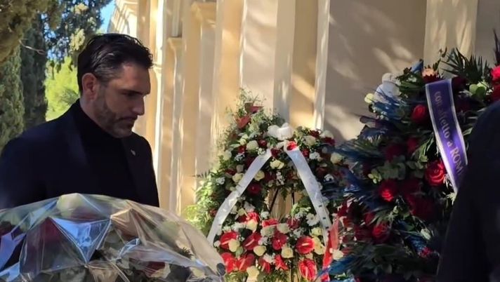Torino, Vagnati e Moretti al cimitero di Bonaria: l’omaggio granata a Gigi Riva Torino, Vagnati e Moretti al cimitero di Bonaria: l’omaggio granata a Gigi Riva - immagine 1