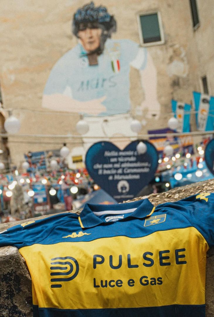 Il Genoa ha omaggiato Diego Armando Maradona attraverso la maglia numero 10, ispirata all'amicizia del grifone con il Boca Juniors.