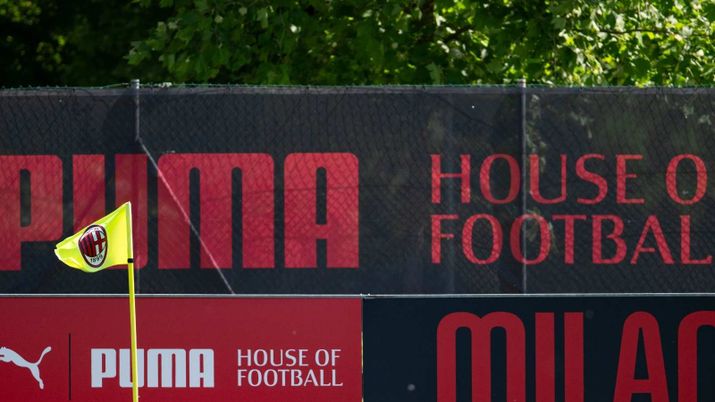 Bandierina con logo del Milan al Vismara Puma House of Football | AC Milan news e ultime notizie (Credits foto: Getty Images) Milan-Juventus 3-0, show rossonero: l'Under 15 vola in semifinale. Ecco contro chi giocherà (e quando)