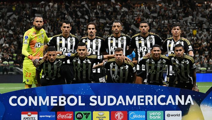 BELO HORIZONTE, BRAZIL - OCTOBER 28: Players of Atletico Mineiro pose for a team photo prior to the Copa CONMEBOL Sudamericana 2025 Semifinal second leg match between Atletico Mineiro and Independiente del Valle at Arena MRV on October 28, 2025 in Belo Horizonte, Brazil. (Photo by Pedro Vilela/Getty Images) Atletico Mineiro-Fortaleza in diretta streaming gratis: dove vedere la partita - immagine 1