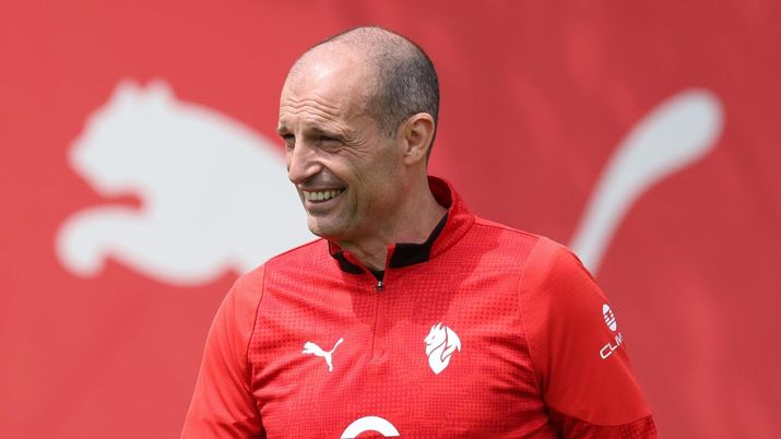 Massimiliano Allegri, allenatore AC Milan, qui durante una seduta di allenamento con i rossoneri a Milanello