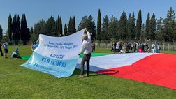Lazio, il lancio dei paracadutisti per la festa dei 50 anni dallo Scudetto – VIDEO