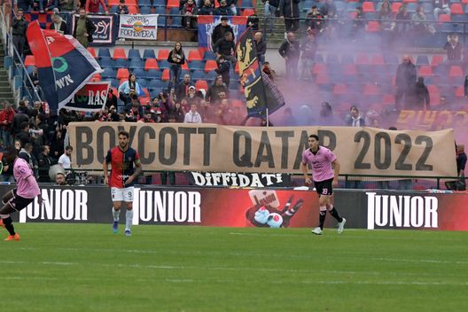 Cosenza, Italia - calcio Cosenza vs Palermo - Campionato di calcio Serie BKT 2022/2023Stadio San Vito Marulla. Nella foto: Tifosi del Cosenza contro il Mondiale in QtarNovember 12, 2022 Cosenza, Italy - sport, soccer - Cosenza vs Palermo - Italian Football Championship League BKT 2022/2023 - San Vito-Marulla stadium.In the pic: Cosenza fans agaistin World Cup in Qtar Cosenza-Venezia, le probabili formazioni: Caserta con Tutino e Forte. C’è Pohjanpalo- immagine 3