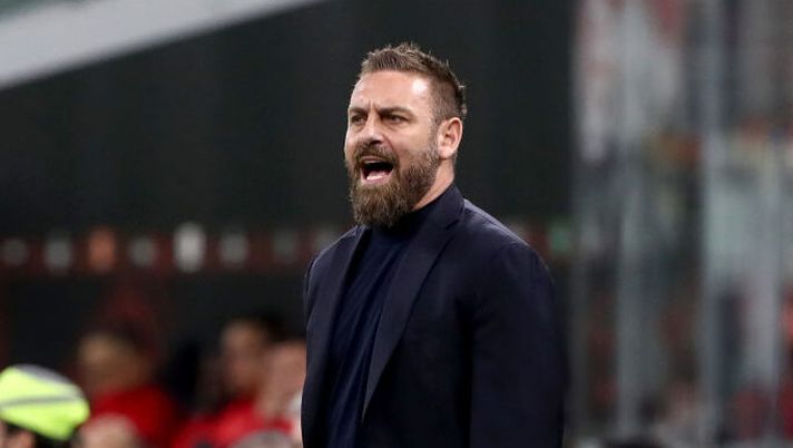 MILAN, ITALY - APRIL 11: Daniele De Rossi, Head Coach of AS Roma, reacts during the UEFA Europa League 2023/24 Quarter-Final first leg match between AC Milan and AS Roma at Stadio Giuseppe Meazza on April 11, 2024 in Milan, Italy. (Photo by Marco Luzzani/Getty Images) De Rossi: “Lukaku, miglior partita con me. El Shaarawy, Mancini e su Cristante squalificato…” - immagine 1