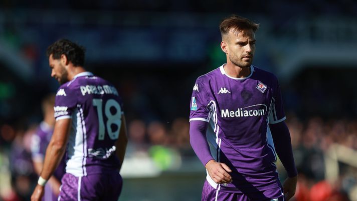 FLORENCE, ITALY - OCTOBER 5: Pablo Mari Villar and Marin Pongracic of ACF Fiorentina reacts during the Serie A match between ACF Fiorentina and AS Roma at Artemio Franchi on October 5, 2025 in Florence, Italy. (Photo by Gabriele Maltinti/Getty Images) VN – Arrivano notizie su Pongracic: cosa filtra in vista del Milan - immagine 1