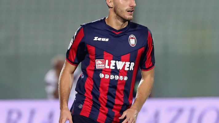 CROTONE, ITALY - AUGUST 27: Davide Faraoni of Crotone during the Serie A match between FC Crotone and Hellas Verona FC at Stadio Comunale Ezio Scida on August 27, 2017 in Crotone, Italy. (Photo by Maurizio Lagana/Getty Images) Torino-Crotone 4-1, Faraoni: “Abbiamo fatto una brutta partita” - immagine 1