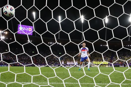 Zurigo, Svizzera - 17 luglio 2025: Lucy Bronze segna uno dei calci di rigore contro la Svezia. (Foto di Charlotte Wilson/Getty Images) Italia Inghilterra