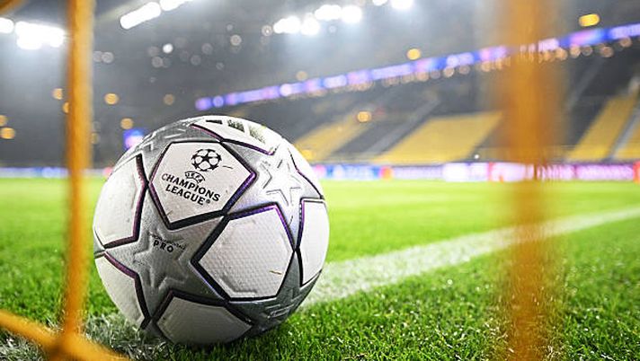 DORTMUND, GERMANY - JANUARY 28: Detailed view of the Champions League Adidas Finale 25 match ball inside the stadium prior to the UEFA Champions League 2025/26 League Phase MD8 match between Borussia Dortmund and FC Internazionale Milano at BVB Stadion Dortmund on January 28, 2026 in Dortmund, Germany. (Photo by Stuart Franklin/Getty Images) Playoff Champions League: le avversarie di Inter, Atalanta e Juventus - immagine 1