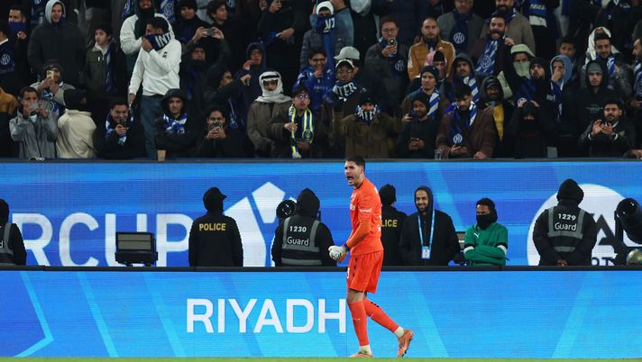 RIYADH, SAUDI ARABIA - DECEMBER 19: Federico Ravaglia of Bologna FC 1909 celebrates after saving a penalty kick in the penalty shootout during the Supercoppa Italiana semifinal match between Bologna FC 1909 and FC Internazionale at King Saud University Stadium on December 19, 2025 in Riyadh, Saudi Arabia. (Photo by Yasser Bakhsh/Getty Images) Supercoppa, Bologna-Inter 4-3 (d.c.r.): decide il penalty di Immobile - immagine 1