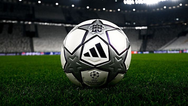 TURIN, ITALY - JANUARY 21: A general view of match ball prior to the UEFA Champions League 2025/26 League Phase MD7 match between Juventus and SL Benfica at Juventus Stadium on January 21, 2026 in Turin, Italy. (Photo by Daniele Badolato - Juventus FC/Juventus FC via Getty Images) Sorteggio Champions League, ecco le avversarie ai playoff per Inter, Atalanta e Juventus - immagine 1