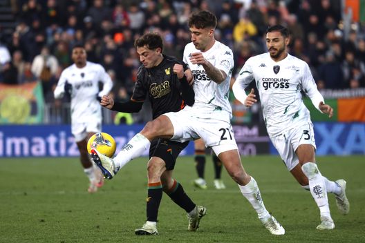 VENICE, ITALY - JANUARY 04: Gaetano Oristanio of Venezia competes for the ball with Mattia Viti of Empoli during the Serie A match between Venezia and Empoli at Stadio Pier Luigi Penzo on January 04, 2025 in Venice, Italy. (Photo by Maurizio Lagana/Getty Images)