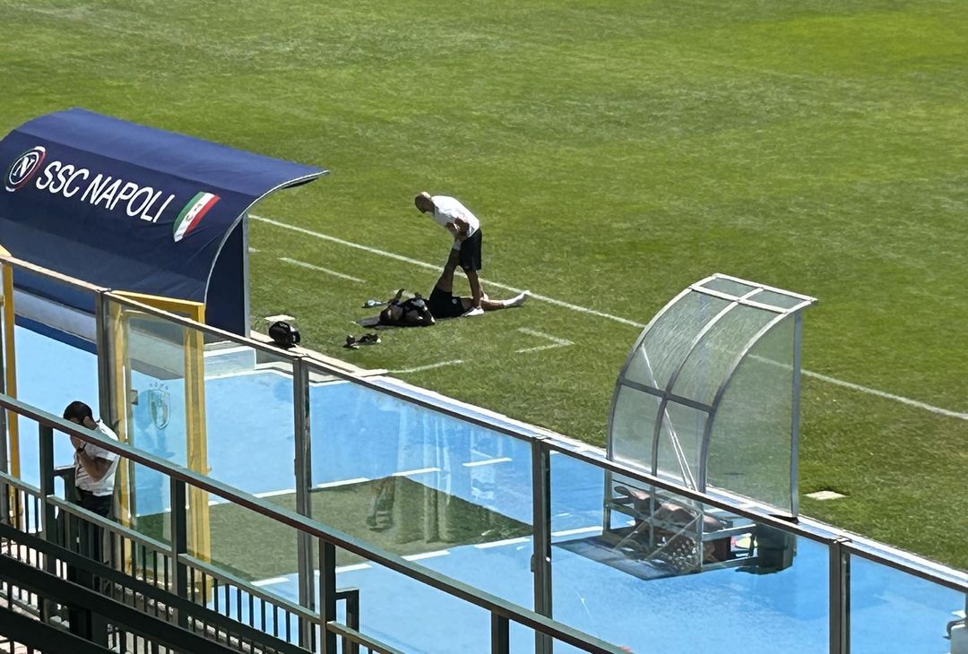 GALLERY Di Lorenzo fa stretching in campo da solo al termine dell’allenamento - immagine 5