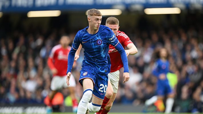 LONDRA, INGHILTERRA - 06 OTTOBRE: Cole Palmer del Chelsea corre con la palla sotto la pressione di Elliot Anderson del Nottingham Forest durante la partita di Premier League tra Chelsea FC e Nottingham Forest FC allo Stamford Bridge il 06 ottobre 2024 a Londra, Inghilterra. (Foto di Clive Mason/Getty Images) chelsea nottingham forest