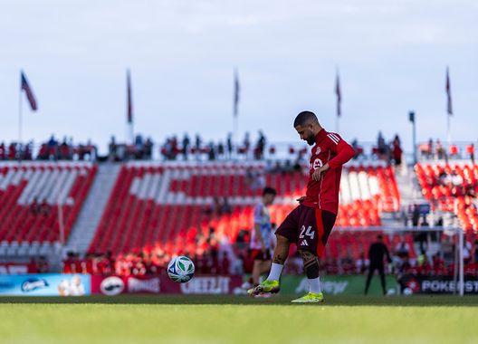 Lorenzo Insigne #24 del Toronto FC partecipa al riscaldamento prima della partita di calcio MLS contro i New York Red Bulls al BMO Field il 25 giugno 2025 a Toronto, Ontario, Canada Insigne lascia il Canada e sogna l’Italia: tutti i numeri col Toronto- immagine 2