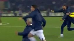 VIDEO / Mourinho, che figuraccia! La sua scivolata è tutta da ridere
