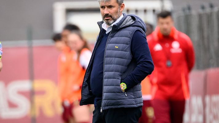 ROME, ITALY - APRIL 13: AS Roma coach Alessandro Spugna during the Women Serie A match between AS Roma and Juventus at Stadio Tre Fontane on April 13, 2025 in Rome, Italy. (Photo by Fabio Rossi/AS Roma via Getty Images) Femminile, Spugna: “Vogliamo regalare la qualificazione in Champions ai tifosi” - immagine 1
