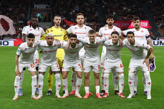 MILAN, ITALY - APRIL 05: Players of Fiorentina pose for a team photograph prior to the Serie A match between AC Milan and Fiorentina at Stadio Giuseppe Meazza on April 05, 2025 in Milan, Italy. (Photo by Marco Luzzani/Getty Images) Rammarico Cataldi, orgoglio Palladino: la stagione in una gara. E ora su o giù?- immagine 2