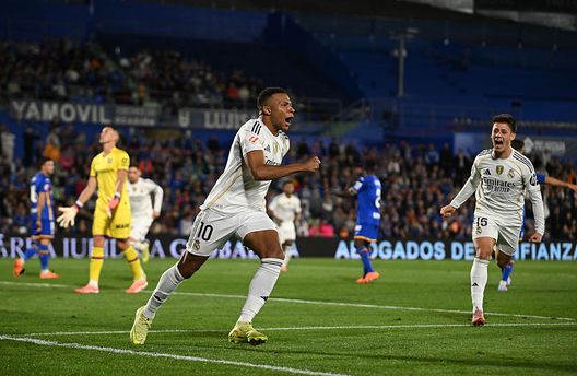 GETAFE, SPAGNA - 19 OTTOBRE: Kylian Mbappe del Real Madrid festeggia dopo il gol segnato con il compagno di squadra Arda Guler durante la gara de LaLiga EA Sports tra Getafe CF e Real Madrid CF al Coliseum Alfonso Perez il 19 Ottobre 2025 a Getafe, Spagna. (Photo by Denis Doyle/Getty Images) Real Madrid, Mbappé ribatte a un giornalista: “Non è una bella domanda”- immagine 2
